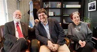 Alberto Manguel renunció a su cargo como director de la Biblioteca Nacional